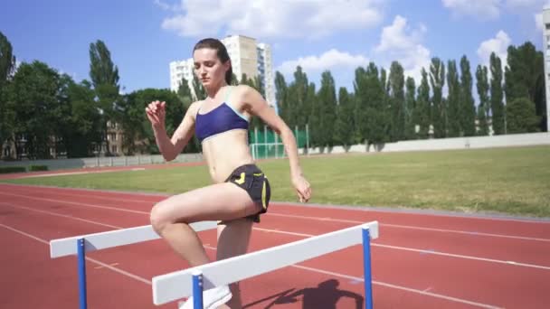 Bayan Atlet Pistte Genç Koşucu Stadyum Yolunda Atlamak Bariyerler Ile — Stok video