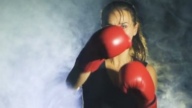 Boks takımı kavramı. Kadın boksör duman, yavaş çekim darbeler yok. Kameraya bak.