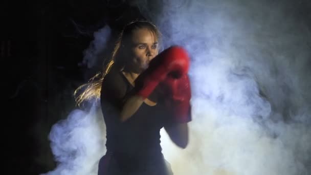 Mulher Séria Pugilista Faz Golpes Fumaça Conceito Boxe Equipe Auto — Vídeo de Stock