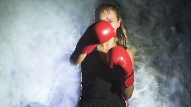 Kobieta Bokser Robi Ciosy Dymie Koncepcja Boksu Zespołu Powolny Ruch — Wideo stockowe