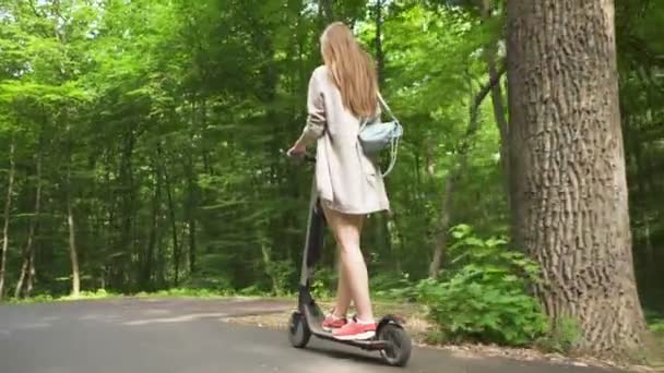 Sakta Backarna Ung Sexig Tjej Rider Elektrisk Skoter Stadsparken Område — Stockvideo