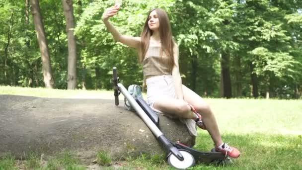 Langzame Beweging Jong Sexy Meisje Paardrijden Elektrische Scooter Stadspark Gebied — Stockvideo