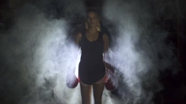 Ağır çekim. Şehir parkında elektrikli scooter kullanan genç seksi kız. Arka plan