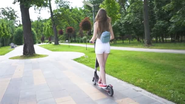 Zpomal Mladá Sexy Dívka Koni Elektrický Skútr Oblasti Městského Parku — Stock video