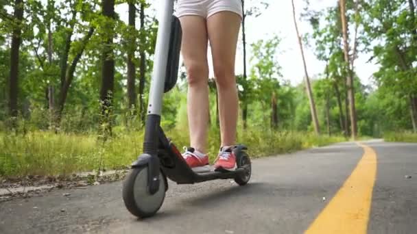 Pernas Finas Menina Montando Scooter Elétrico Área Parque Cidade Bala — Vídeo de Stock