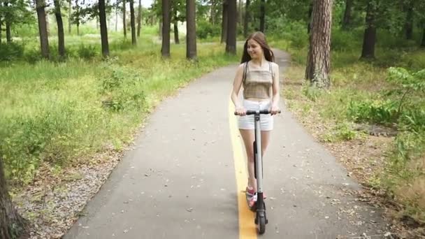 Movimento Lento Menina Jovem Montando Scooter Elétrico Área Parque Cidade — Vídeo de Stock