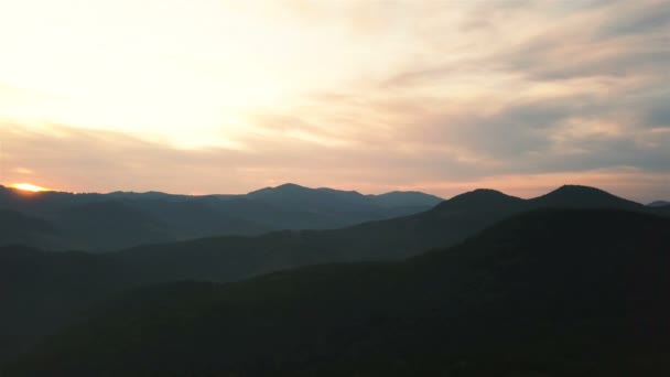 Letecká Krajina Soumraku Přeletíme Hory Panorama Krásné Barvy Oblohy — Stock video