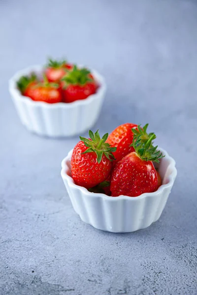 Fresas Tazón Blanco Sobre Una Mesa Hormigón Lugar Para Texto —  Fotos de Stock