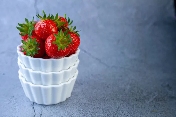 Erdbeeren Einer Weißen Schüssel Auf Einem Betontisch Platz Für Text — Stockfoto