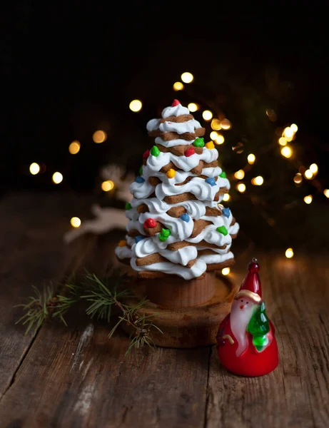 Gebackener Lebkuchen Weihnachtsbaum Auf Holz Hintergrund Mit Puderzucker Wie Schnee — Stockfoto