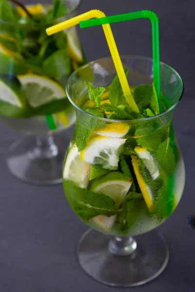 Due Cannucce Cocktail Sono Gialle Verdi Menta Estiva Lime Rinfrescante — Foto Stock