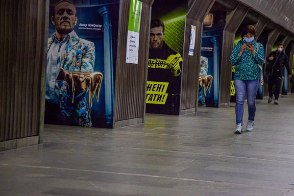 Ukraine Kyiv June 2020 Masked Girl Walking Kiev Metro Platform — Stock Photo, Image