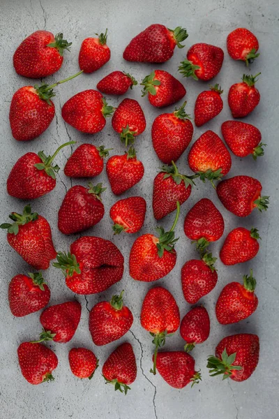 Erdbeeren Auf Der Tischplatte Rote Beeren Erdbeerernte Lebensmittelstillleben Rampenlicht Rote — Stockfoto