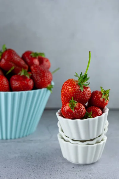 Cuenco Fresas Mesa Cocina Bayas Plato Blanco Cosecha Fresa Comida —  Fotos de Stock