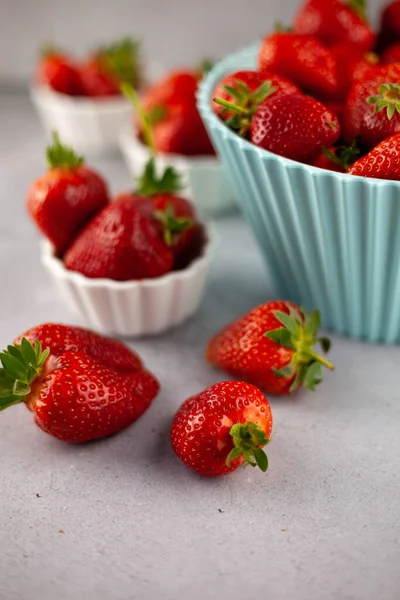 Schale Mit Erdbeeren Auf Dem Küchentisch Beeren Einem Weißen Teller — Stockfoto