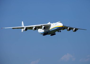 Ukrayna, Kyiv - 12 Haziran 2020: Mriya AN-225 uçağı Gostomel havaalanına iniyor. Dünyanın en büyük kargo uçağı UR-82060. İnsani malzeme taşıyorum. Antonov Bürosu.