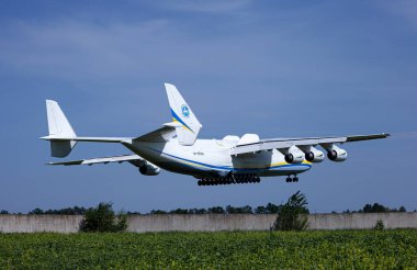 Ukrayna, Kyiv - 12 Haziran 2020: Mriya AN-225 uçağı Gostomel havaalanına iniyor. Dünyanın en büyük kargo uçağı UR-82060. İnsani malzeme taşıyorum. Antonov Bürosu.