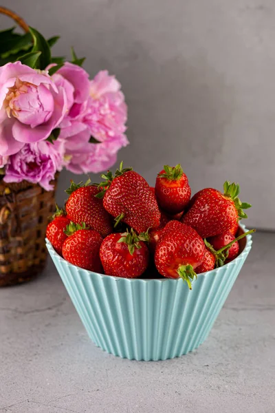 Bowl Strawberries Kitchen Table Berries White Plate Strawberry Crop Food — Stock Photo, Image