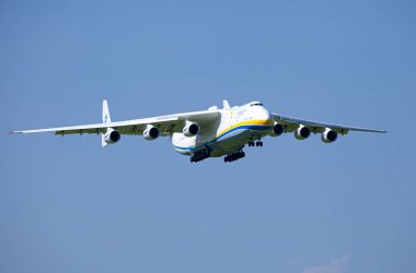Ukrayna, Kyiv - 12 Haziran 2020: Mriya AN-225 uçağı Gostomel havaalanına iniyor. Dünyanın en büyük kargo uçağı UR-82060. İnsani malzeme taşıyorum. Antonov Bürosu.