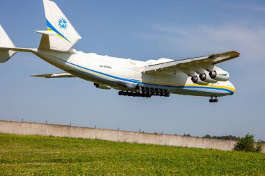 Ukrayna, Kyiv - 12 Haziran 2020: Mriya AN-225 uçağı Gostomel havaalanına iniyor. Dünyanın en büyük kargo uçağı UR-82060. İnsani malzeme taşıyorum. Antonov Bürosu.