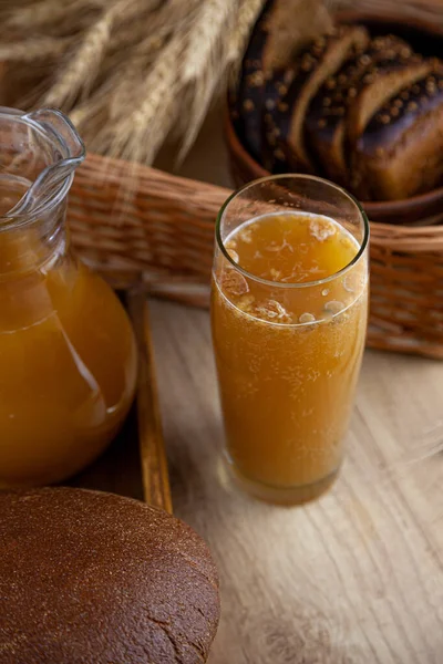 Hembakat Brödkvass Sommar Kolsyrad Läsk Glas Och Karaff Ett Träbord — Stockfoto