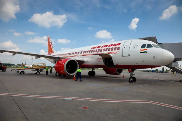 Kiev, Ukrayna - 23 Haziran 2020: Airplane, Airbus A320-251N Air India Airlines Airlines VT-EXH. Uçak uluslararası Boryspil havaalanına iniyor. Terminal Pist D.