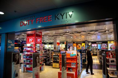 Boryspil, Ukrayna - 22 Haziran 2020: Kyiv Boryspil Uluslararası Havaalanı 'nda Duty Free mağaza vitrini. Vergisiz mağazalar, belirli vergilerin ödenmesinden muaf olan perakende satış mağazalarıdır..