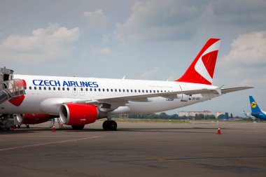 Kiev, Ukrayna - 23 Haziran 2020: Airplane, Airbus A320-251N Air India Airlines Airlines VT-EXH. Uçak uluslararası Boryspil havaalanına iniyor. Terminal Pist D.