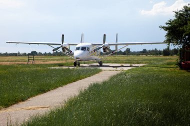 Kyiv, Ukrayna - 21 Haziran 2020: Antonov AN-28 UR-NTE uçağı Chaika havaalanında. Paraşütçüler için küçük bir uçak. Ukrayna uçağı.