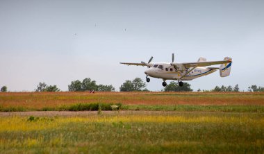 Kyiv, Ukrayna - 21 Haziran 2020: Antonov AN-28 UR-NTE uçağı Chaika havaalanında. Paraşütçüler için küçük bir uçak. Ukrayna uçağı.