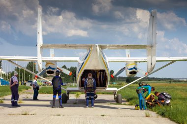 Kyiv, Ukrayna - 21 Haziran 2020: Paraşütçüler uçaklar için Antonov AN-28 uçağına bindiler. Küçük bir yolcu uçağının kuyruğu. Spor. Boşluğu kopyala.