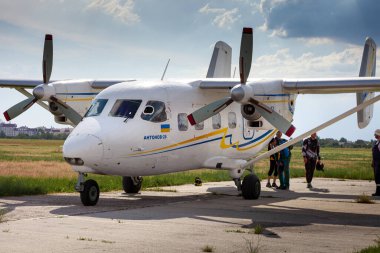 Kyiv, Ukrayna - 21 Haziran 2020: Paraşütlü bir paraşütçü atladı ve uçtu. Paraşütle uçmak. Spor. Boşluğu kopyala.