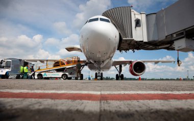 Kyiv, Ukrayna - 23 Haziran 2020: Airbus A320-214, Çek Hava Yolları uçağı OK-HEU. Uçak uluslararası havaalanı Boryspil 'e iniyor. D terminali işçisi. Boşluğu kopyala.