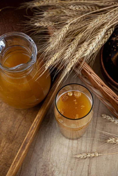 Pão Caseiro Kvass Refrigerante Gaseificado Verão Vidro Garrafa Uma Mesa — Fotografia de Stock