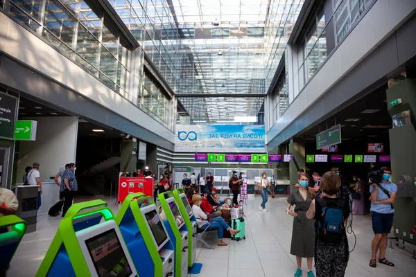 2020年6月26日 基辅机场的蒙面人员 检疫期间 公众地方 等待航班 办理登机手续 室内环境 — 图库照片