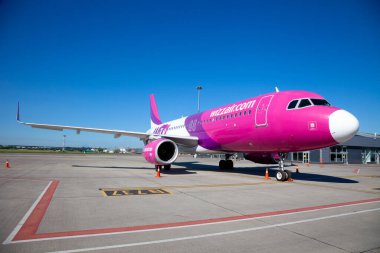Kyiv, Ukrayna - 26 Haziran 2020: Aircraft A320-200 WIZZ Airlines. Uçak Kyiv havaalanı platformunda. Havadan uçuşlar. Pist. Yakın plan, kopyalama alanı.