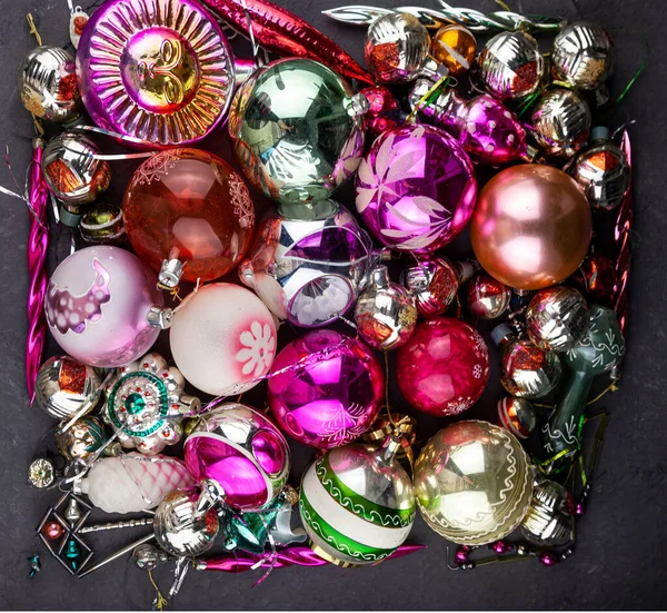 クリスマスの背景のためのクリスマスボール クリスマスツリーを飾るための古いレトロなボール ガラスの新年の装飾 冬休み — ストック写真