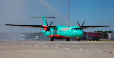 Kyiv, Ukrayna - 27 Haziran 2020: ATR 72-212A uçak şirketi WindRose. Uçak orta menzilli turboprop yolcu uçağı. Boryspil Uluslararası Havaalanı. Ukrayna uçağı. Pist.