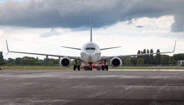 Ukrayna, Kyiv - 8 Temmuz 2020: Yolcu uçağı Boeing 737-800 Flydubai Airlines A6-FEP. Boryspil Uluslararası Havaalanı. Uçağın platforma inişi. Önlük pisti.