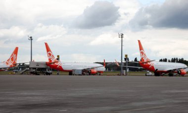 Ukrayna, Kyiv - 8 Temmuz 2020: yolcu uçağı. SkyUp Havayolları. Boryspil Uluslararası Havaalanı. Uçağın platforma inişi. Önlük pisti.