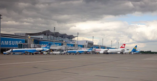 Ukrayna, Kyiv - 8 Temmuz 2020: yolcu uçağı. Boryspil Uluslararası Havaalanı. Uçağın platforma inişi. Önlük pisti.