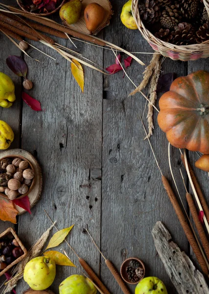 Natura Morta Autunno Una Vista Superiore Tavolo Legno Zucca Castagne — Foto Stock