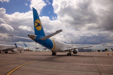 Ukrayna, Kyiv - 8 Temmuz 2020: yolcu uçağı. Boryspil Uluslararası Havaalanı. Uçağın platforma inişi. Önlük pisti.