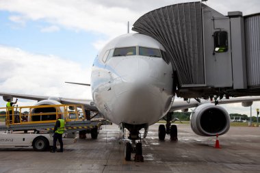 Ukrayna, Kyiv - 8 Temmuz 2020: Yolcu uçağı Boeing 737-800 Flydubai Airlines A6-FEP. Boryspil Uluslararası Havaalanı. Uçağın platforma inişi. Önlük pisti.