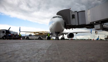 Ukrayna, Kyiv - 8 Temmuz 2020: Yolcu uçağı Boeing 737-800 Flydubai Airlines A6-FEP. Boryspil Uluslararası Havaalanı. Uçağın platforma inişi. Önlük pisti.