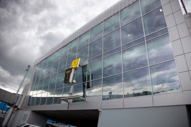 Ukrayna, Kyiv - 8 Temmuz 2020: Boryspil Uluslararası Havaalanı. Uçak geliyor. Önlük Pisti Uçuşu