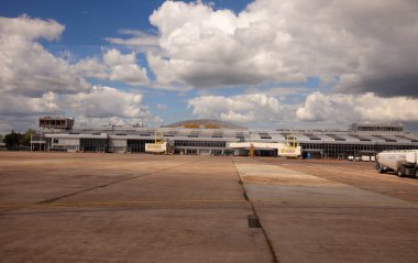 Ukrayna, Kyiv - 8 Temmuz 2020: Boryspil Uluslararası Havaalanı. Uçak geliyor. Önlük Pisti Uçuşu