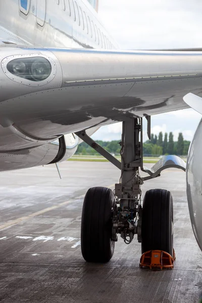 Podvozek Pod Křídlem Bílého Letadla Pro Cestující Parkování Zastávkové Brzdy — Stock fotografie