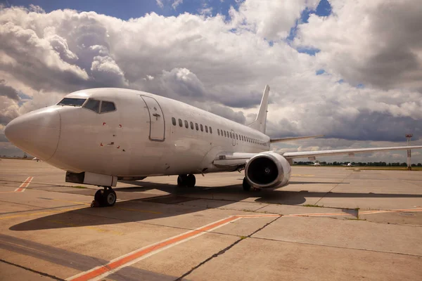 White Plane Stands Airport Platform Runway Layout Place Text Copy — Stock Photo, Image