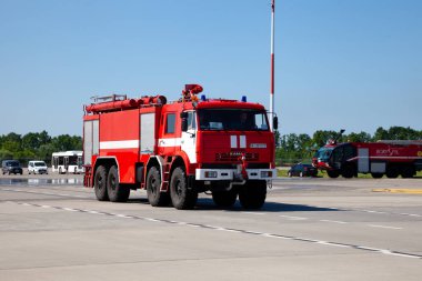 Kiev, Ukrayna - 27 Haziran 2020: Uluslararası Borispol havaalanında kırmızı itfaiye aracı KAMAZ.